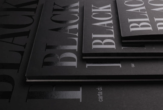Papel BLACK BLACK - Papel de Dibujo Ultra Negro, Superficie Muy Lisa, Libre de Ácidos - Marca Fabriano - alebulettering